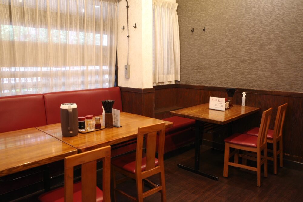 東興飯店さん店内