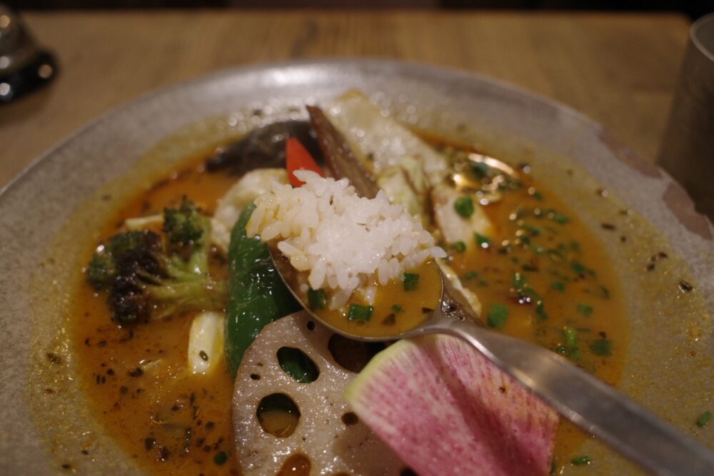 一口の野菜がたっぷり入ったカレー