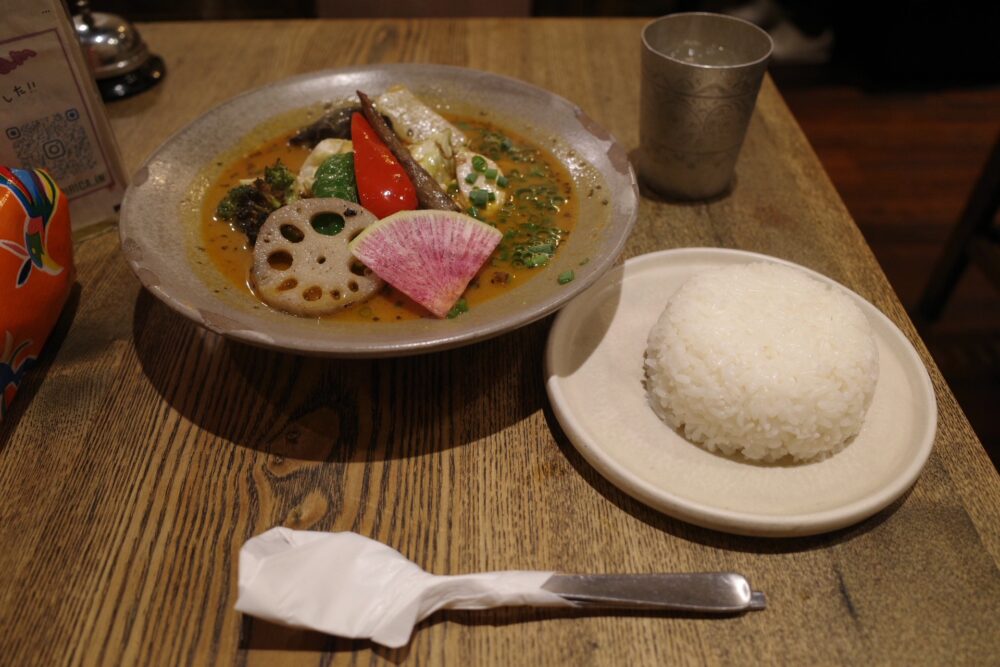 野菜がたっぷり入ったカレーとライス