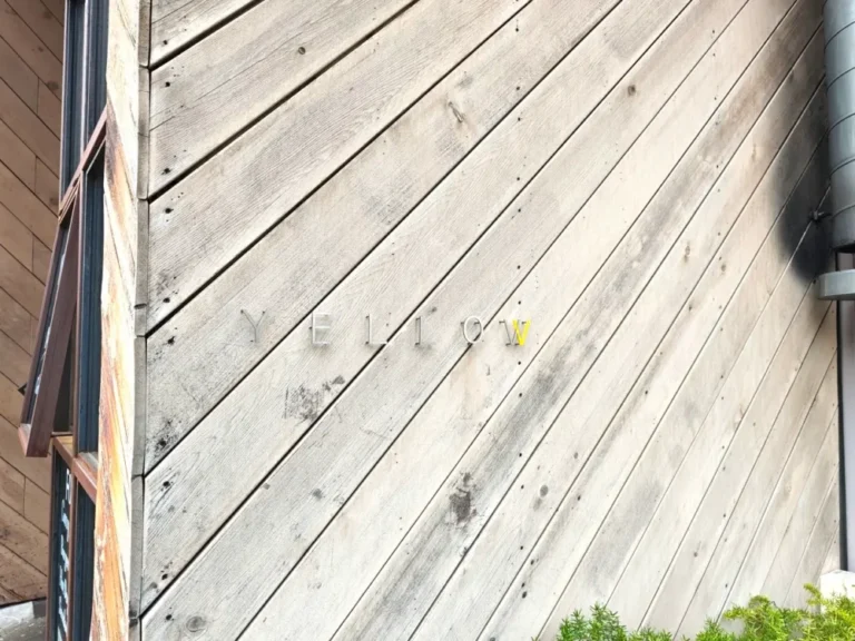 イエロー カフェさん看板