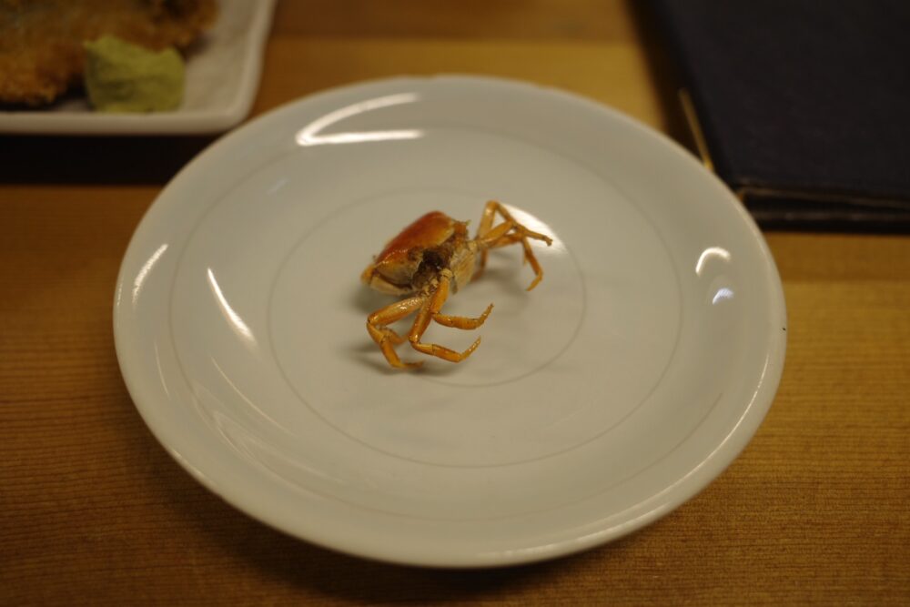 一匹のサワガニの素揚げ