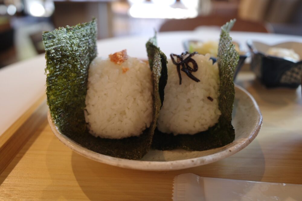 横からおにぎり2個