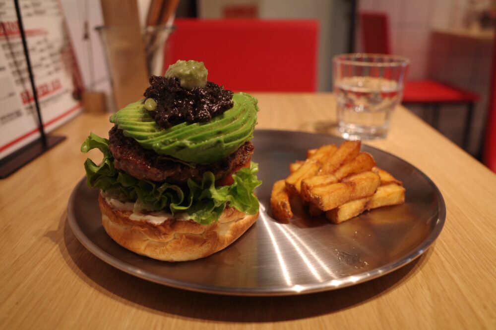横からアボカド海苔わさびバーガーとポテト