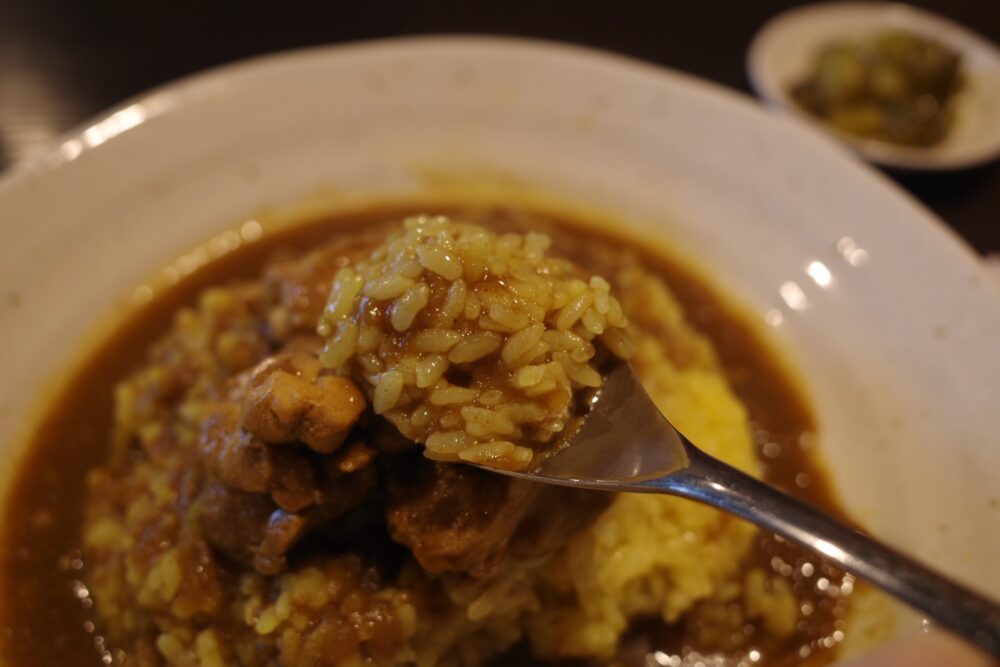 一口のチキンカレーライス