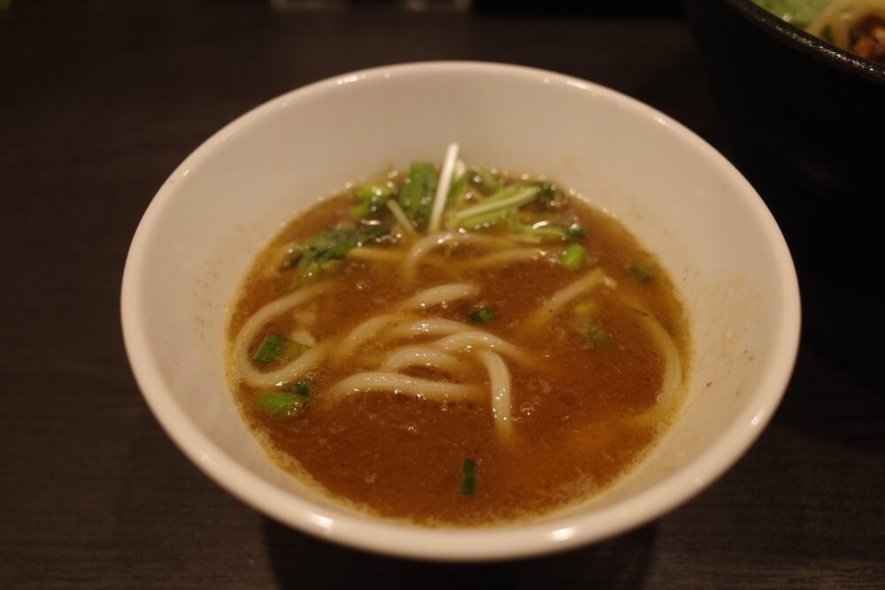 つけ汁に浸した麺