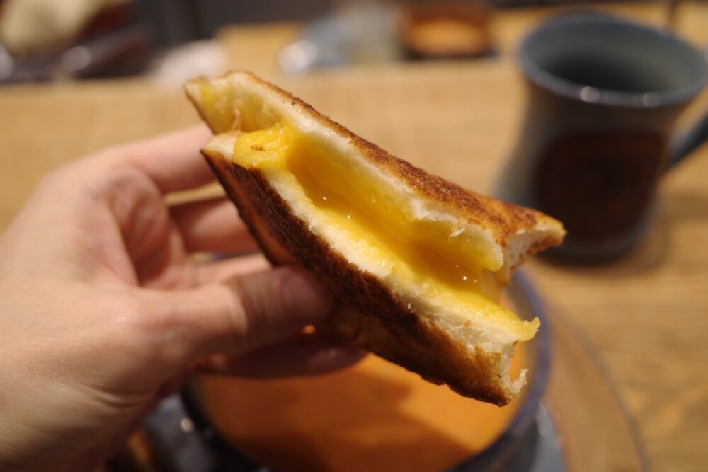 一口のグリルドチーズトースト