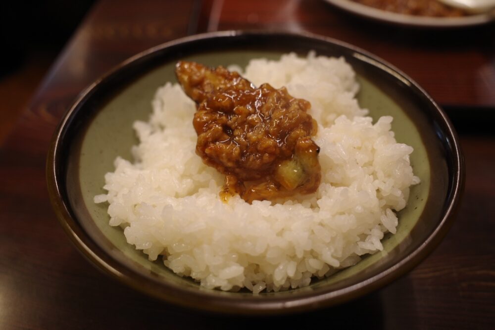四川風ナス炒めをのせたご飯