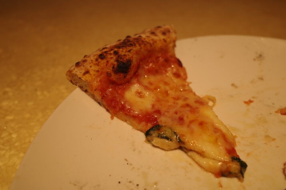 一切れのマルゲリータピザ