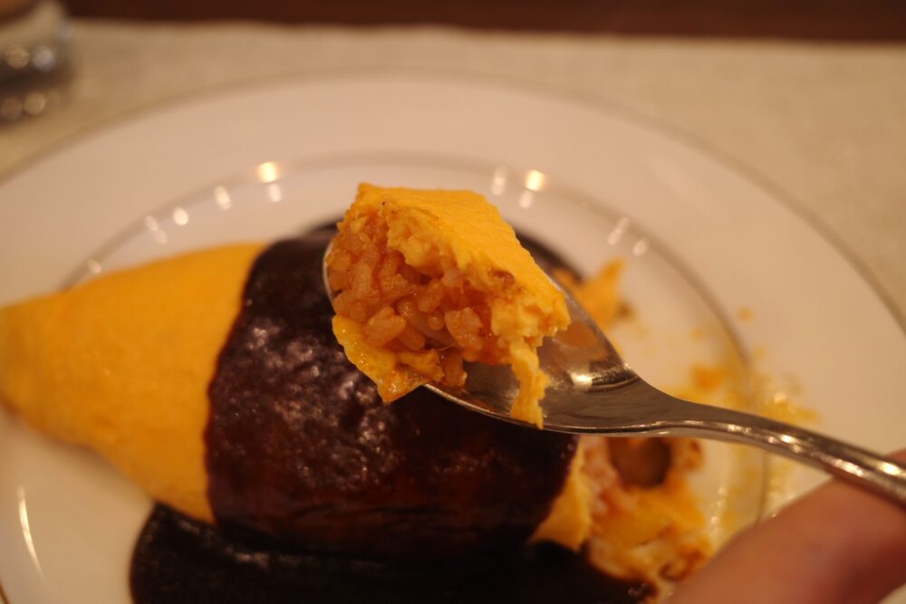 一口の磨宝卵のオムライス