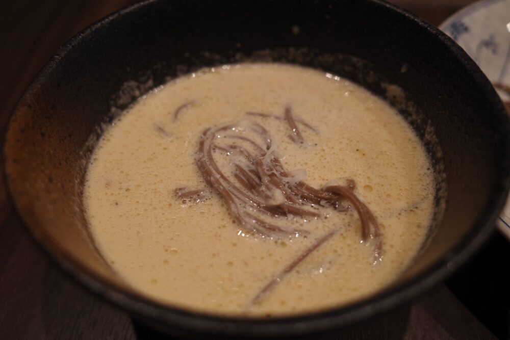 ボルチーニクリーム蕎麦の表面