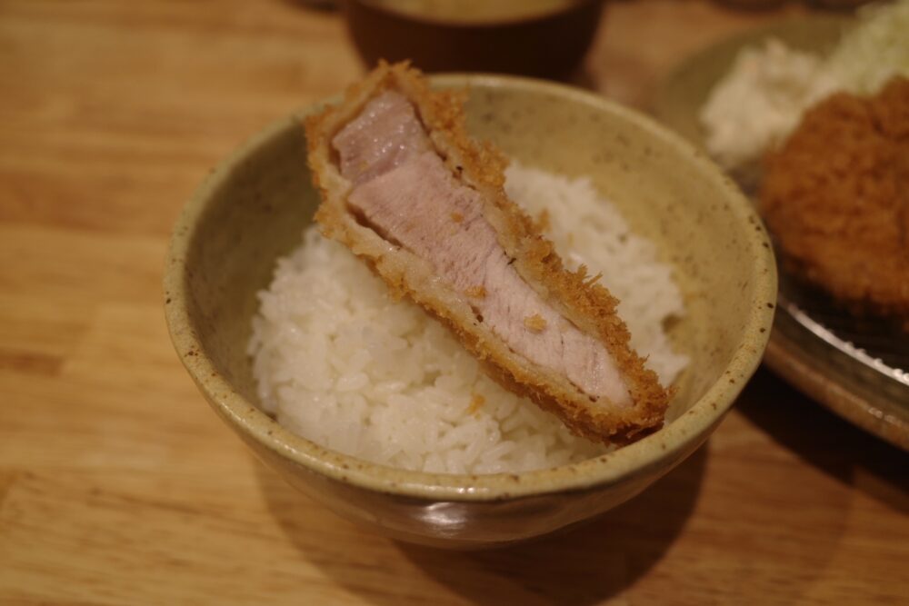 神威ロースかつをのせたご飯