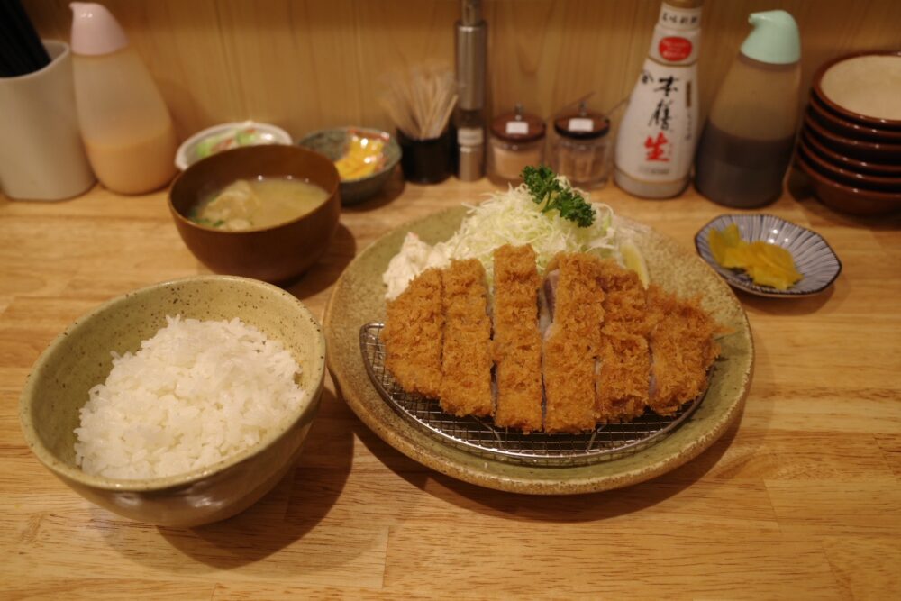 神威ロースかつ定食 200g