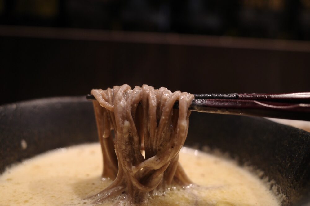 一口のボルチーニクリーム蕎麦