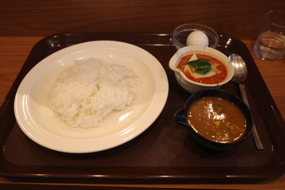 2種盛りB(赤+ポーク)+半熟たまご