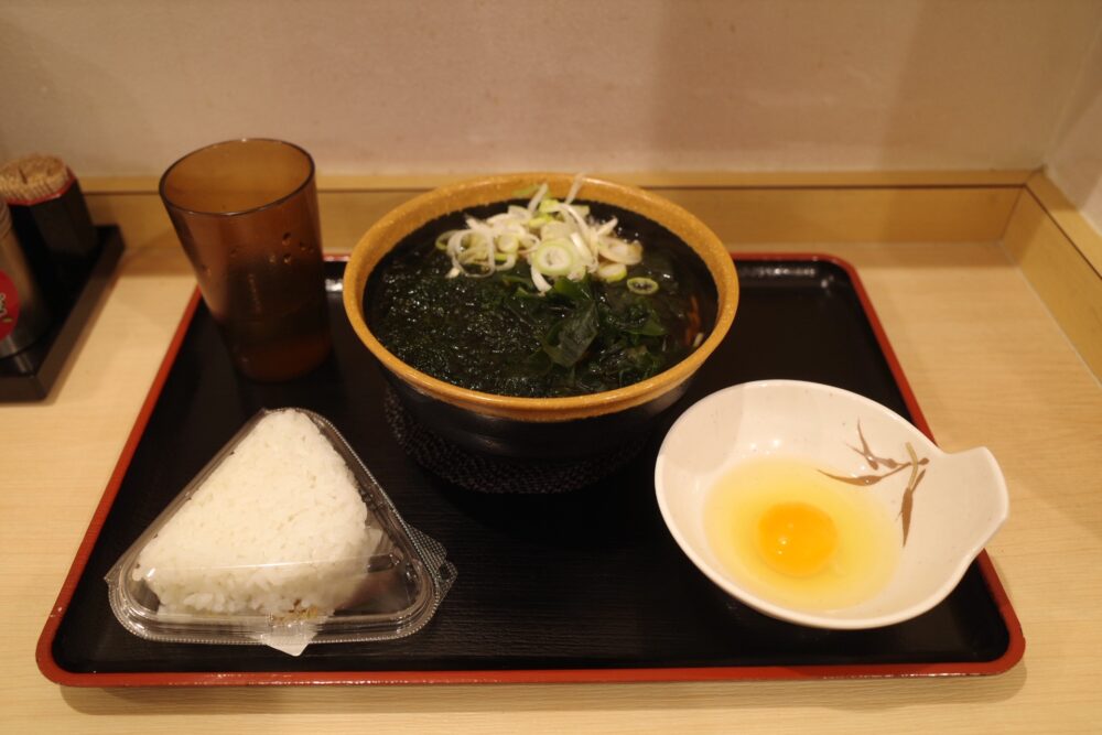 あおさわかめそば＋生玉子＋おにぎり