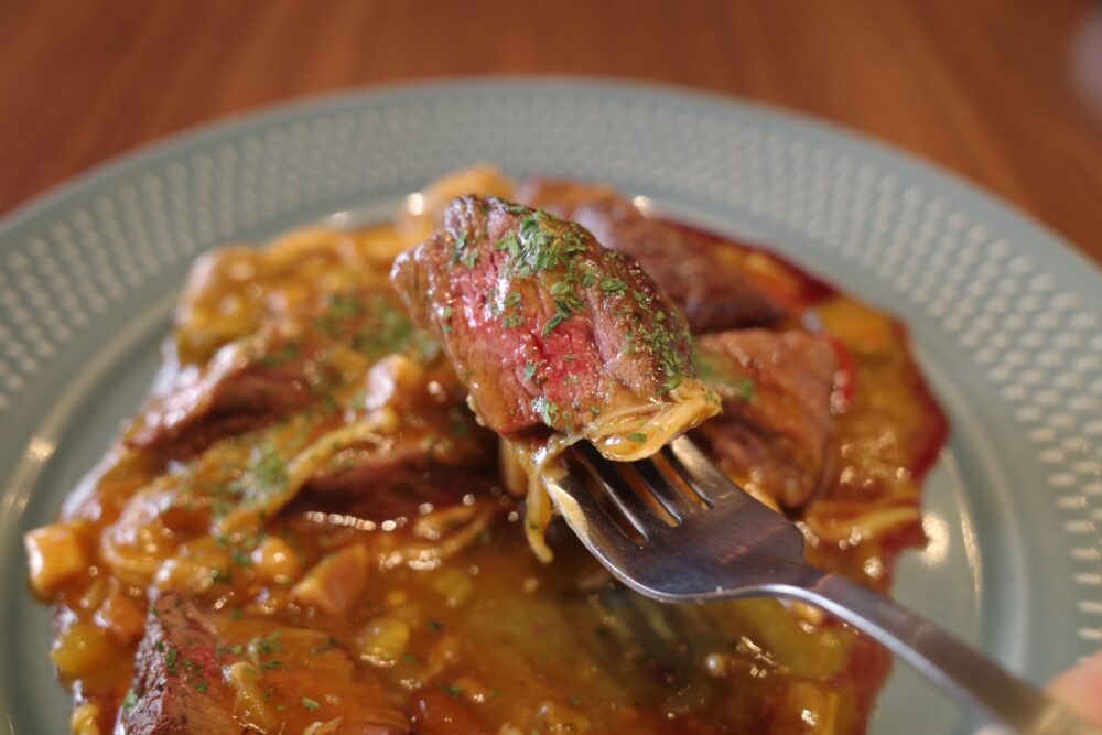 一口の牛ハラミステーキ