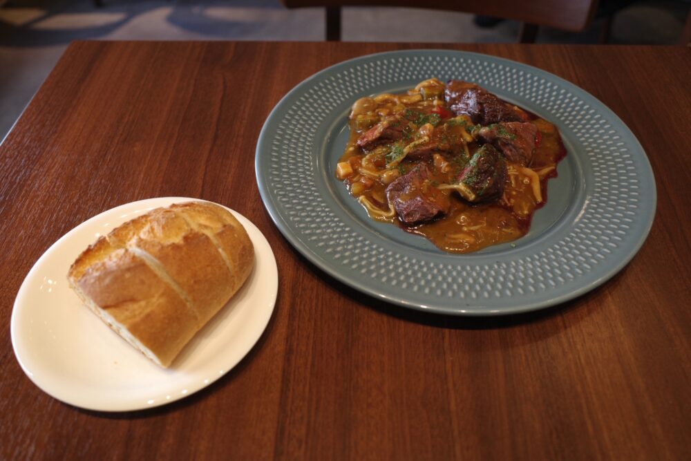 牛ハラミステーキ、ディアブルソースとパン