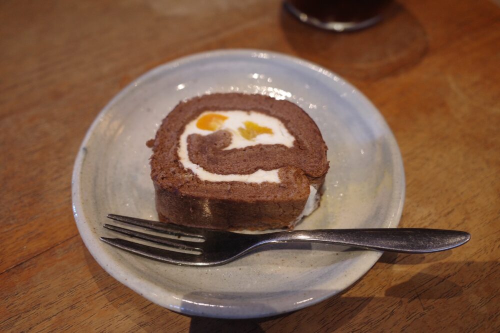 金柑とキャラメルのショコラロールケーキ