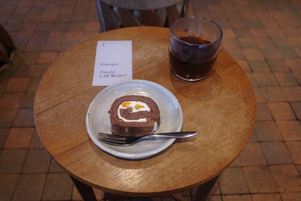 ホットコーヒー＋金柑とキャラメルのショコラロールケーキ