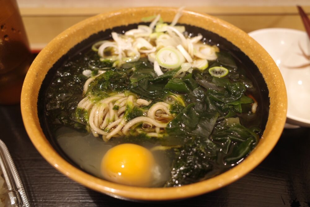 生玉子入りあおさわかめそば
