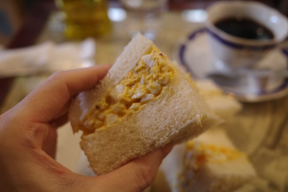 一口の自家製たまごサンド