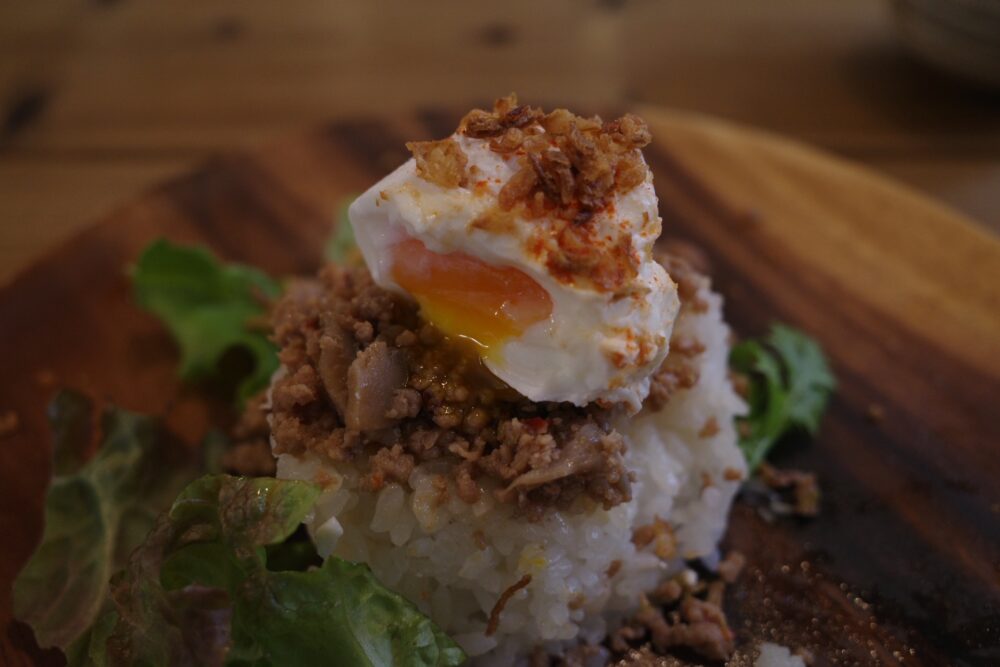 とろ〜り半熟卵のガパオライスの表面