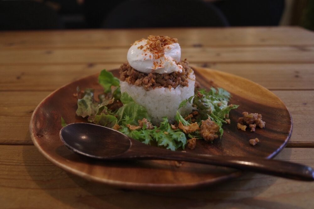 横からとろ〜り半熟卵のガパオライス