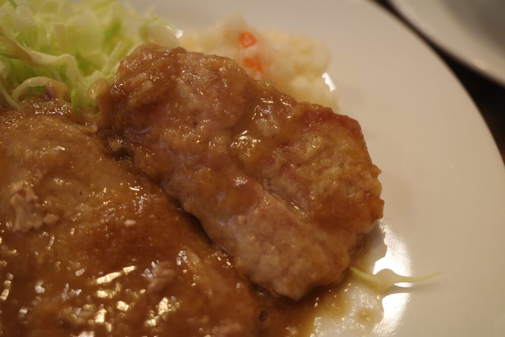 名物ヒレのしょうが焼きの表面