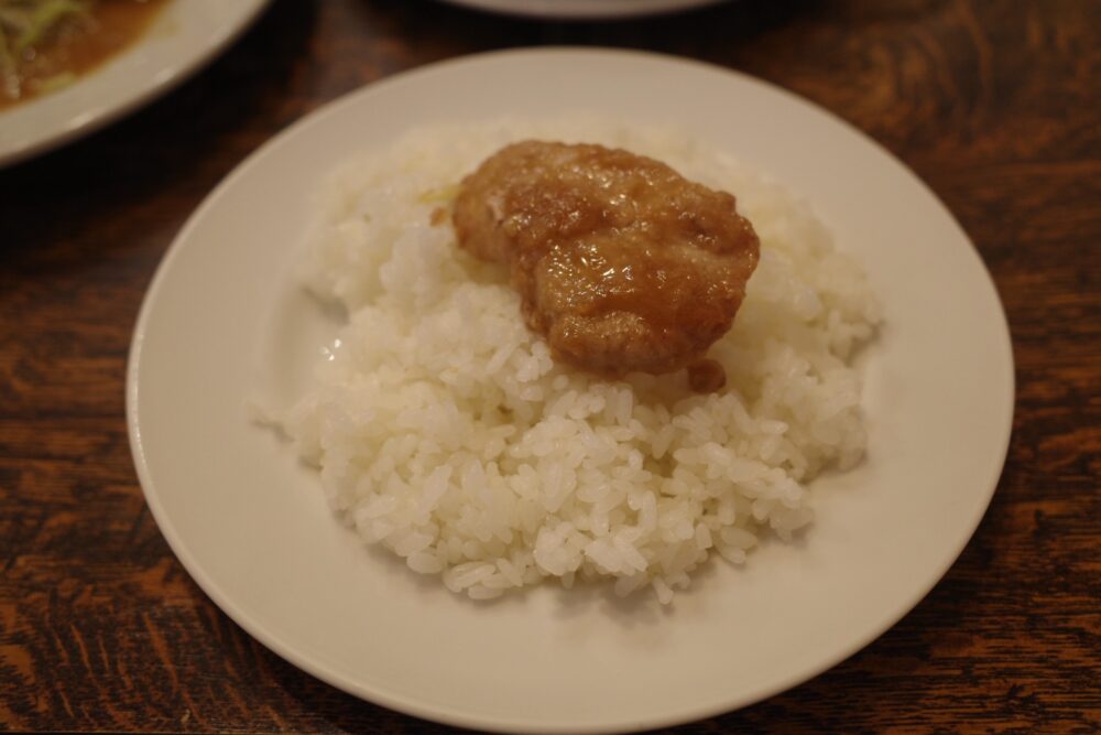 名物ヒレのしょうが焼木をのせたライス