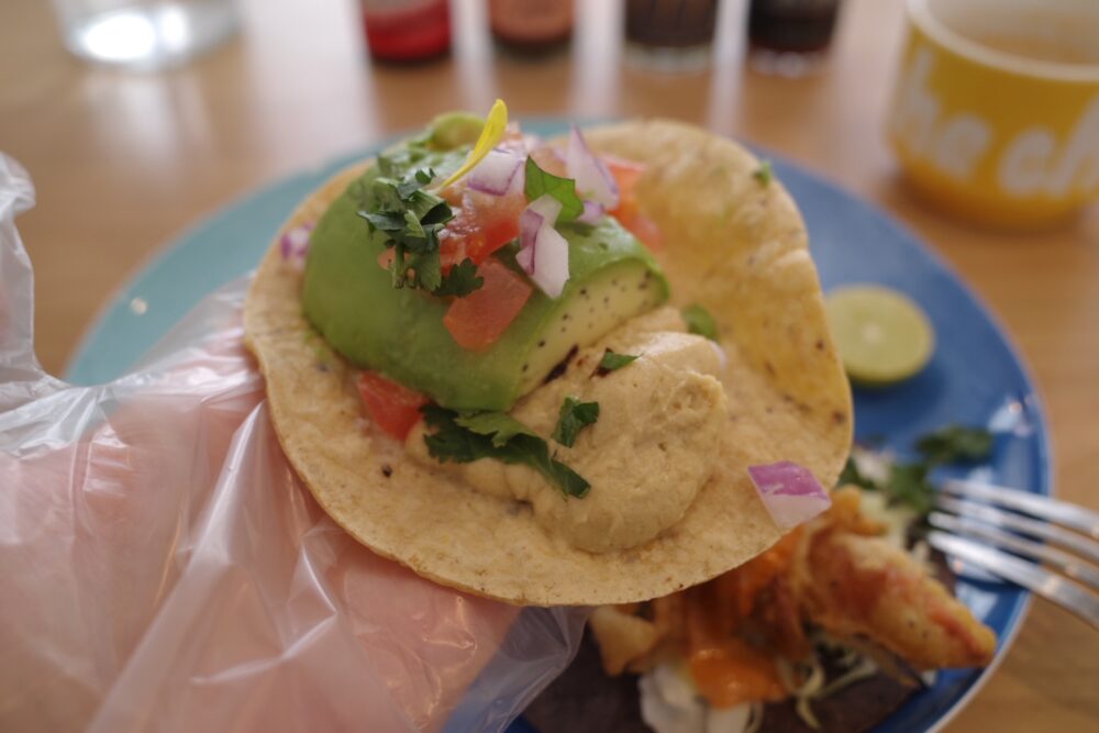 フムスとアボカドタコス