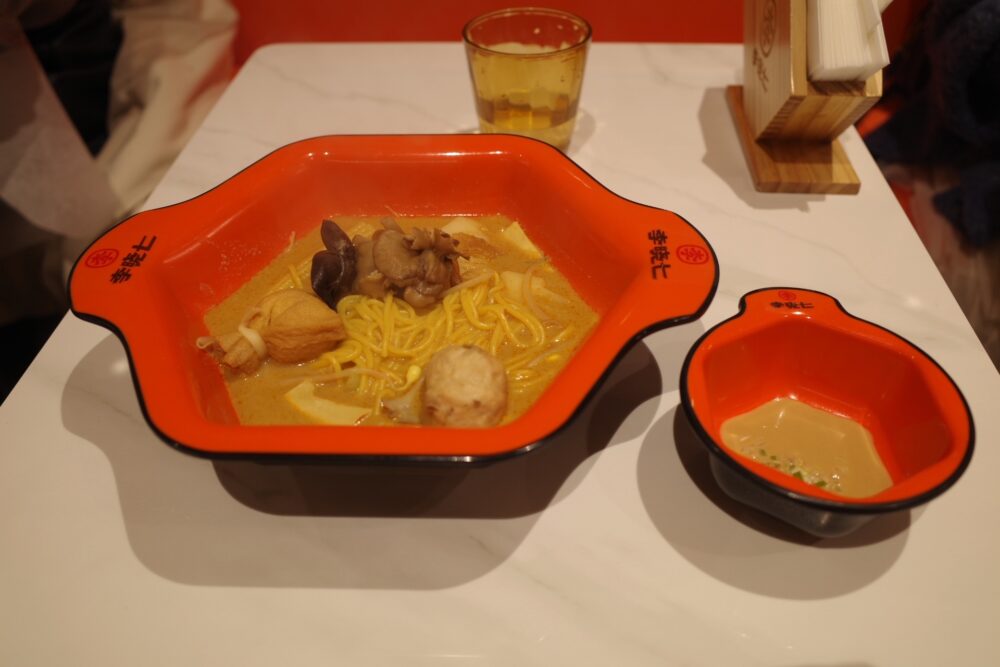 旨辛牛骨スープの麻辣湯とソース