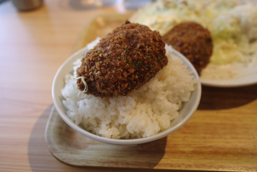 メンチカツをのせたライス