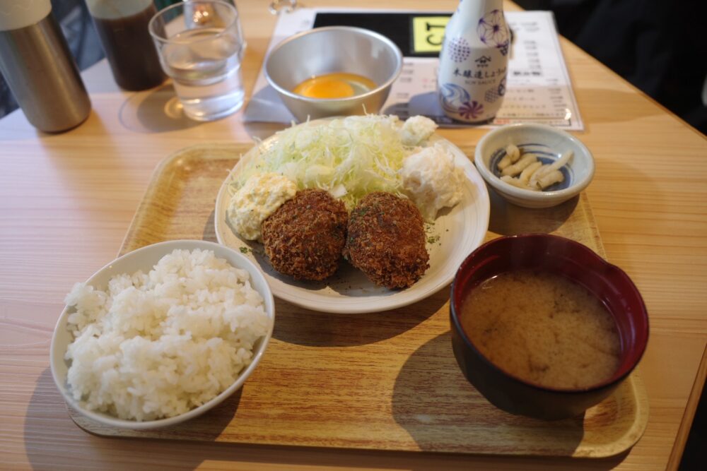 自家製肉汁メンチカツ定食(2個)+生卵