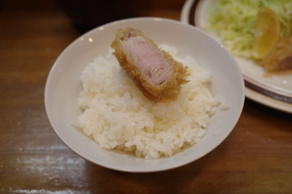 ヒレカツをのせたご飯