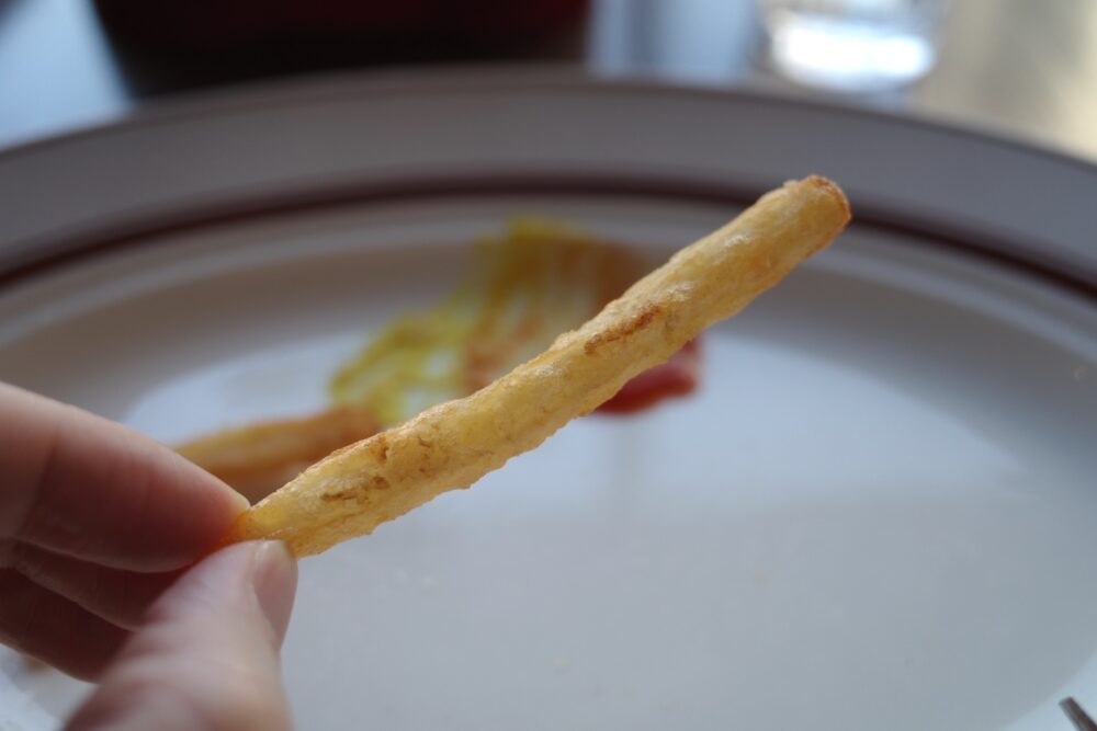 一口のフライドポテト