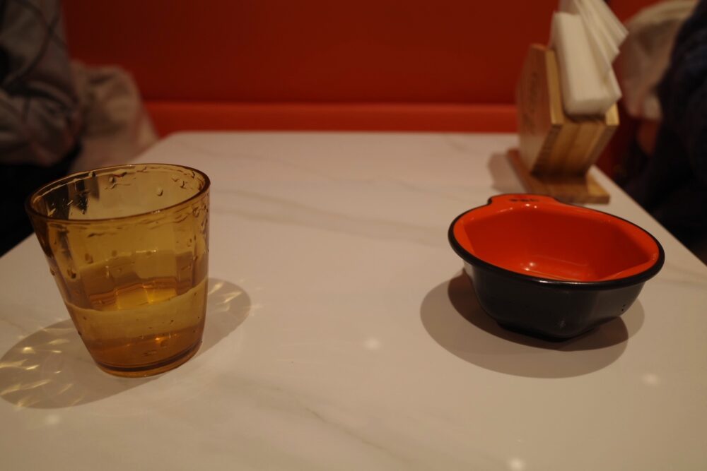 李暁七マーラータンさんテーブル