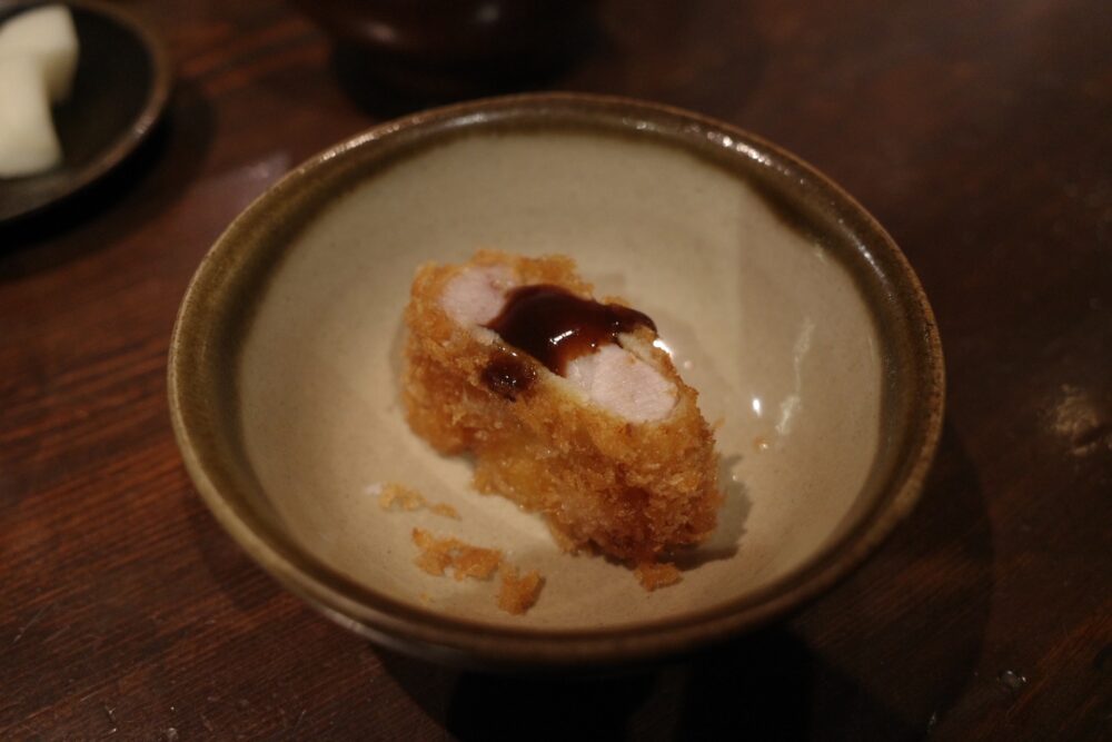 ソースをつけたロースかつ