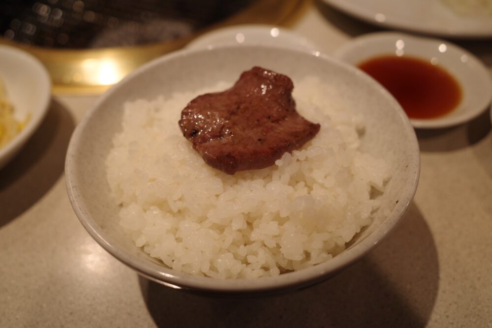 上タン塩をのせたご飯