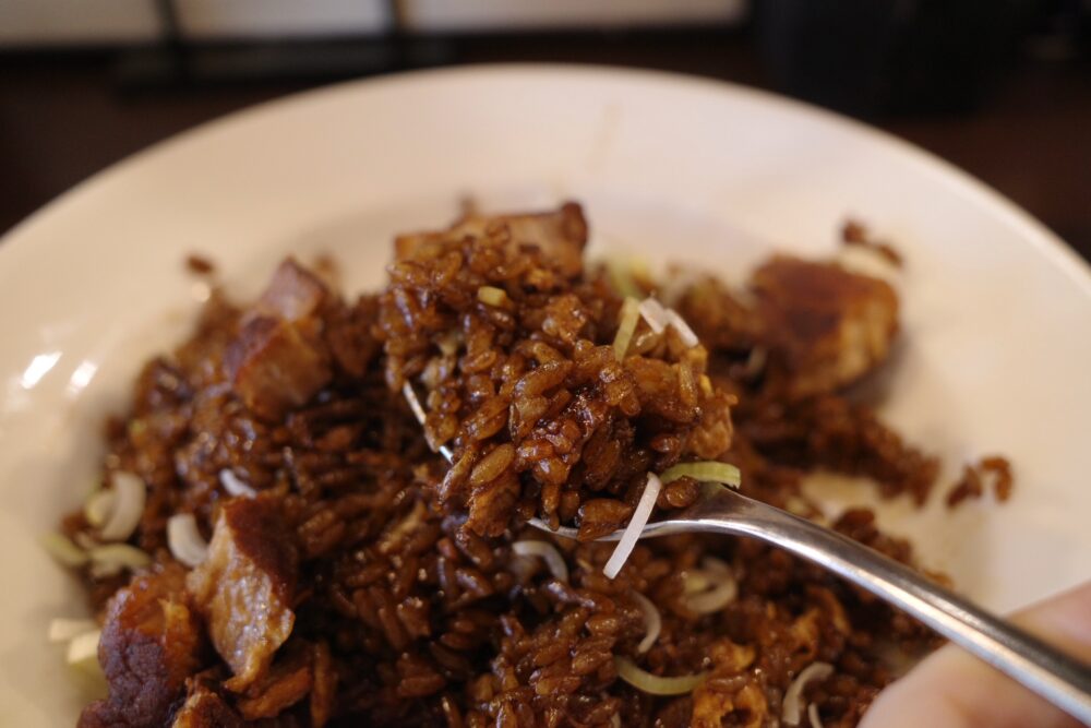 一口のブラック炒飯