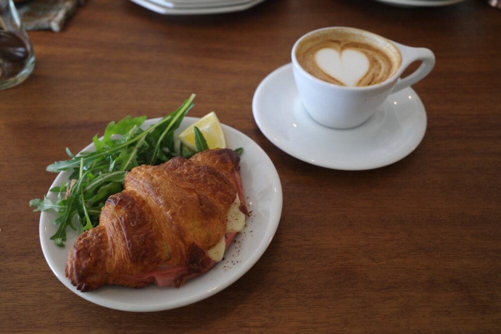 ハムとチーズのクロワッサンサンド＋カフェラテ