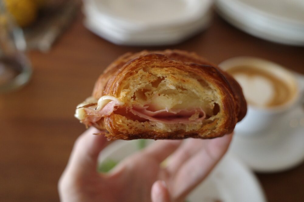 ハムとチーズのクロワッサンサンドの断面