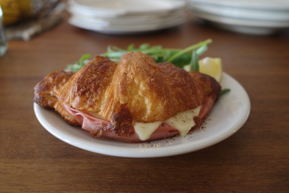 横からハムとチーズのクロワッサンサンド