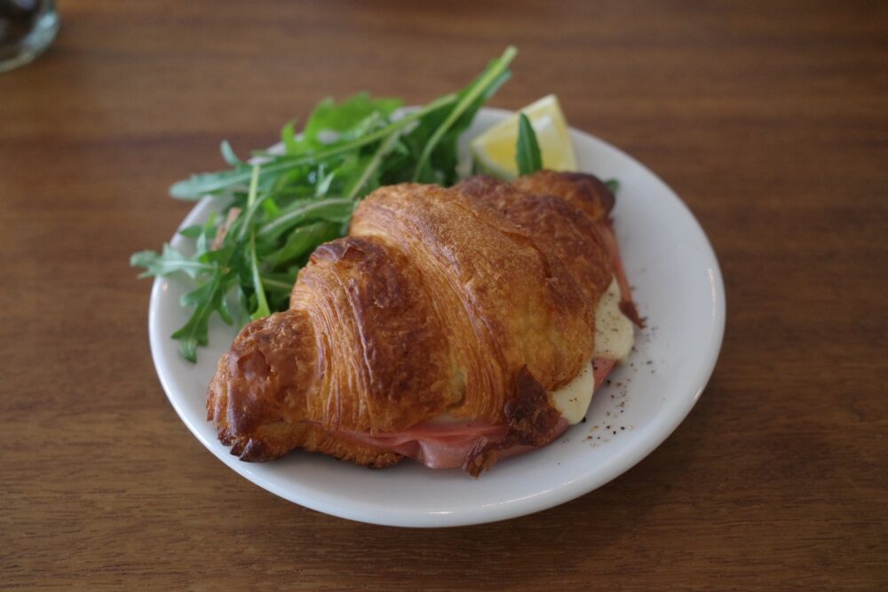 ハムとチーズのクロワッサンサンド