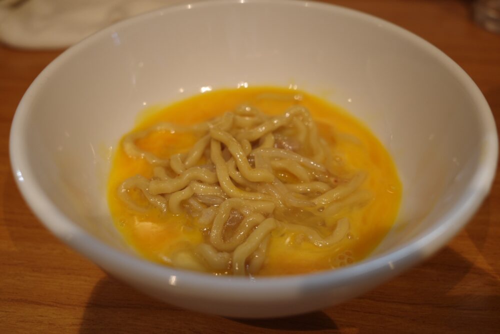 生玉子をつけた麺
