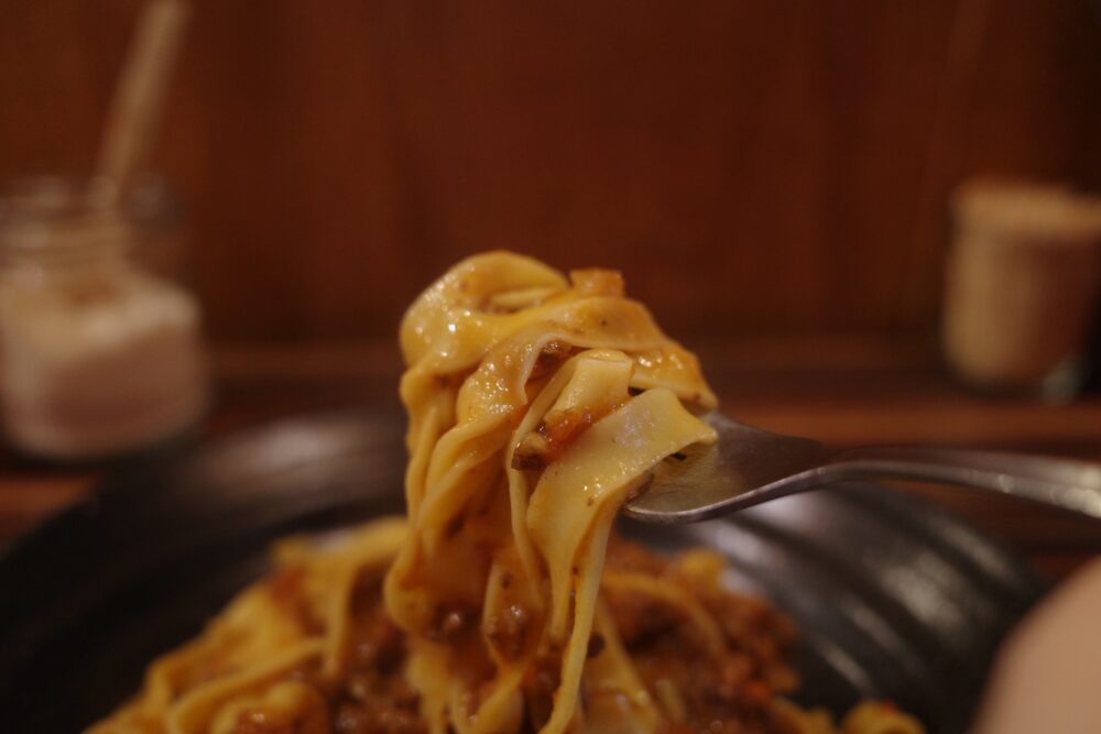 一口のスペランツァ特製ミートソースパスタ