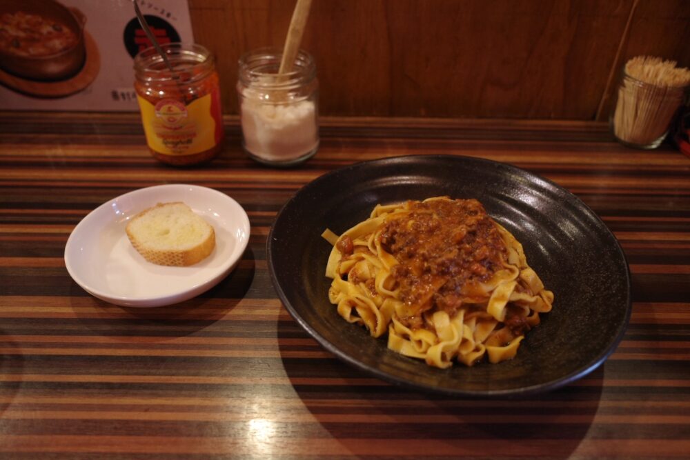 スペランツァ特製ミートソースパスタとパン