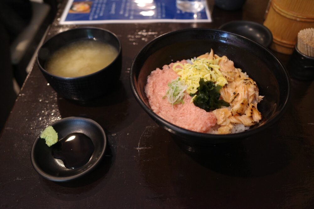 ネギトロ＋トロサーモン丼と味噌汁