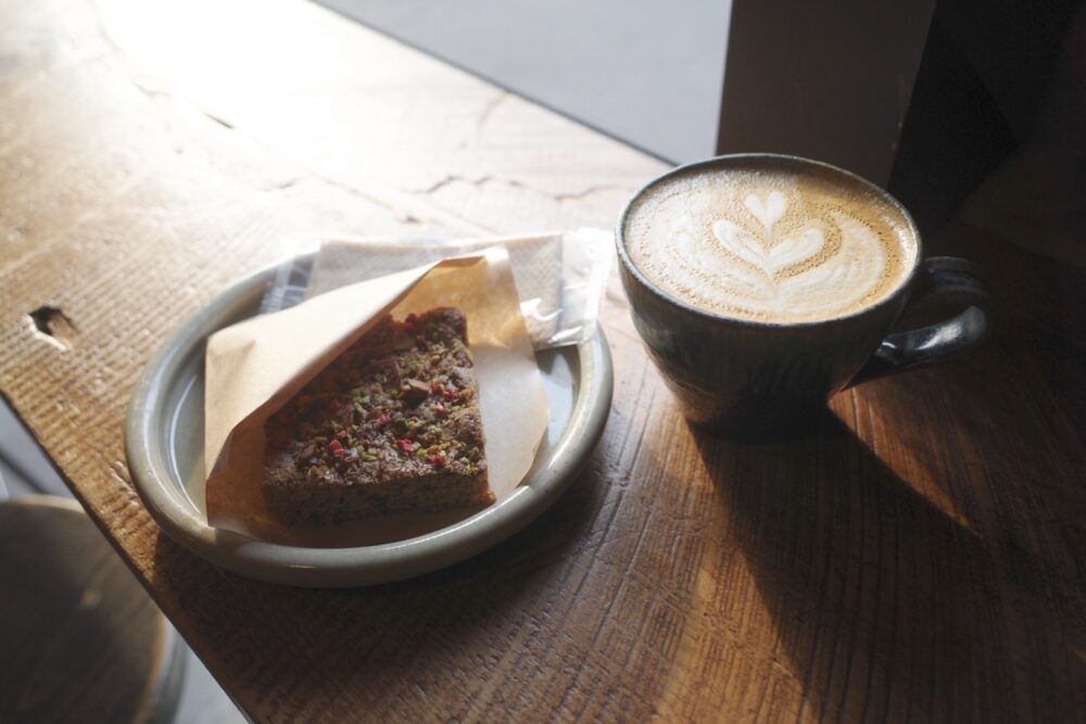 ホワイトチョコとナッツのブロンディ+カフェラテ』