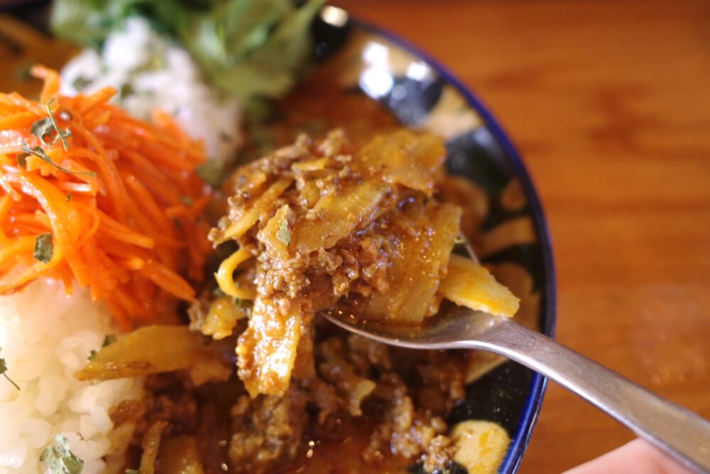 一口のごぼうキーマカレー