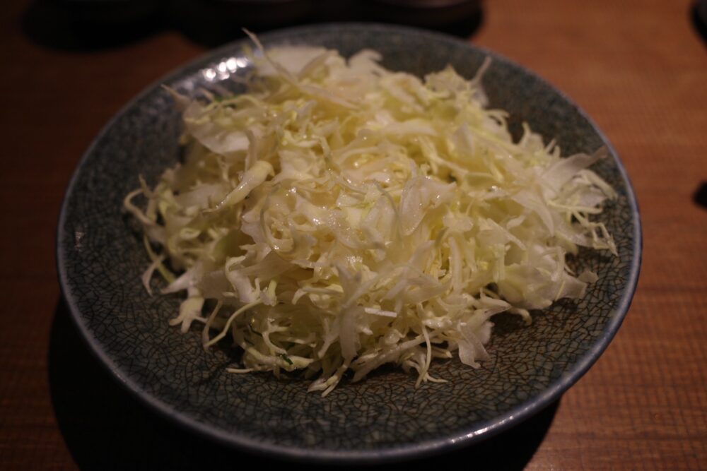 ドレッシングをかけたキャベツ